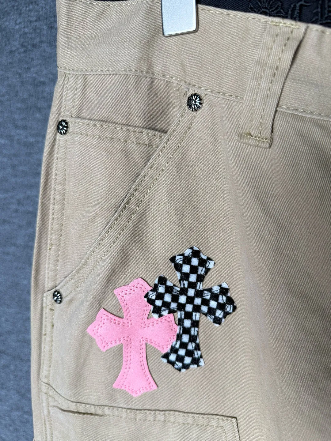 P270 💰 (Top version) Chrome Hearts cherry blossom pink leather logging spliced ​​washed jeans, truly restores the ultimate vintage texture, three-dimensional version, loose and comfortable, not picky about the figure, taller and slimmer, factory precision, original quality control, same style for men and women, can be matched with couples, versatile recommendation, must-have jeans for all seasons, fashionable people have been disappointed. From the quality selection of fabrics, the tailoring of details, and the matching of patterns, they are all impeccable! The upper body is so handsome when worn...it can be easily worn by men, women and children! The craftsmanship is made of heavy-duty washed pure cotton denim fabric. After washing, it is soft and thick and looks very stylish when worn. Color: Khaki Size: 28-30-32-34 (corresponds to S-M-L-XL)